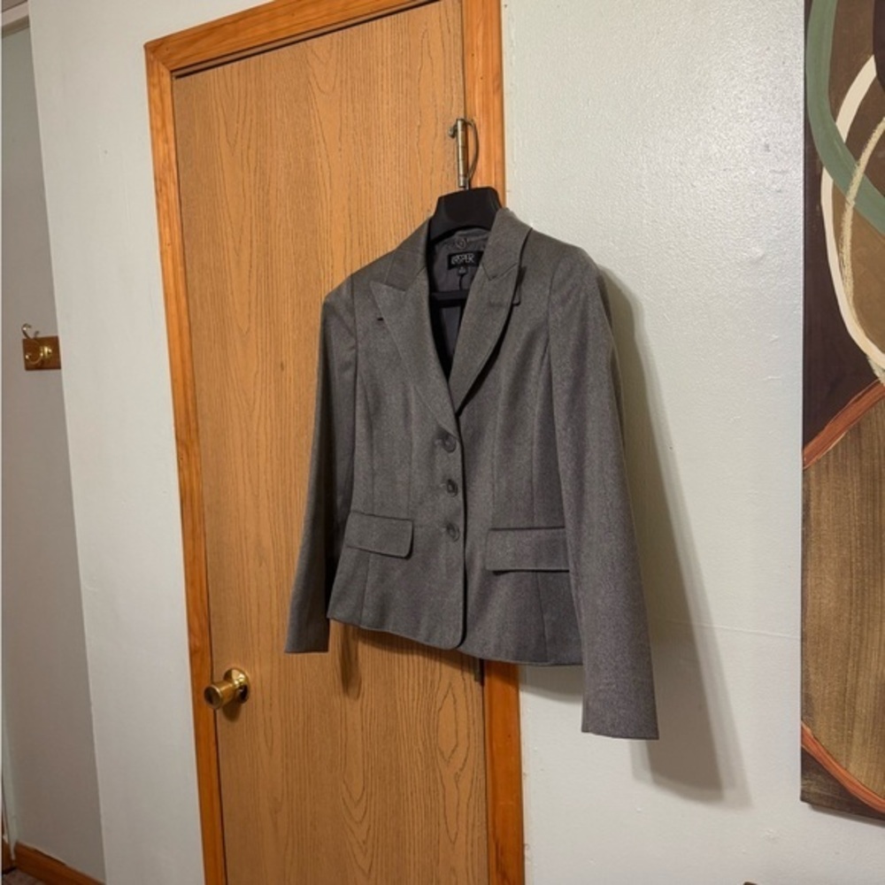 Kasper Size 8 Solid Gray w/Peak Collar Three-Button Lined Blazer - EUC